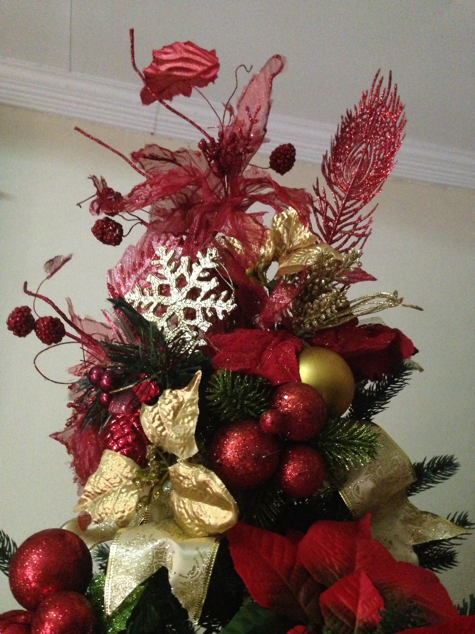 these red xmas balls, red flowers and feathers come in a set, at Php100 only